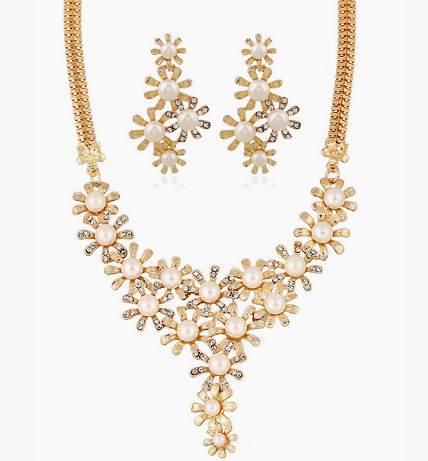 Korte bloemenketting in de stijl van