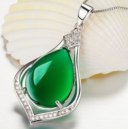 Elegant Flower Design of the Necklace