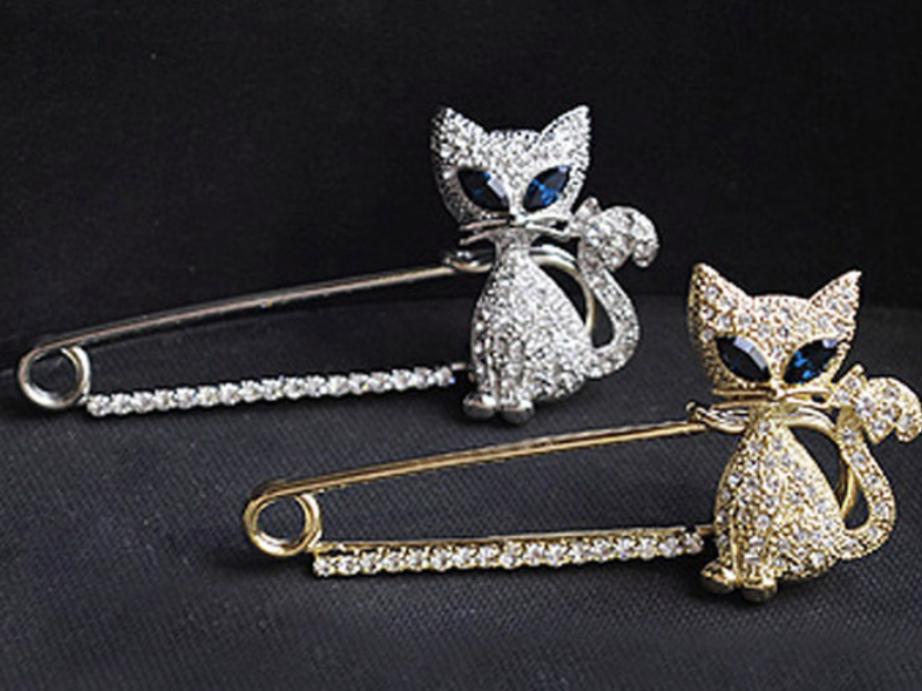 Green-eyed cat brooch - Silver