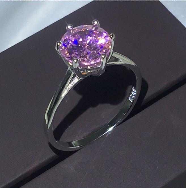 Elegant diamond ring