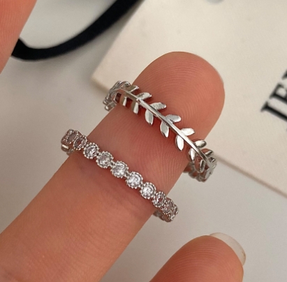 Vintage Leaf Ring with Zircon