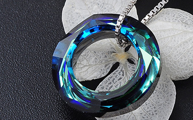 Elegant Leaf Pendant Necklace