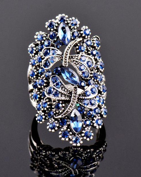 Retro Luxury Zircon Hollow Female Ring Image 3