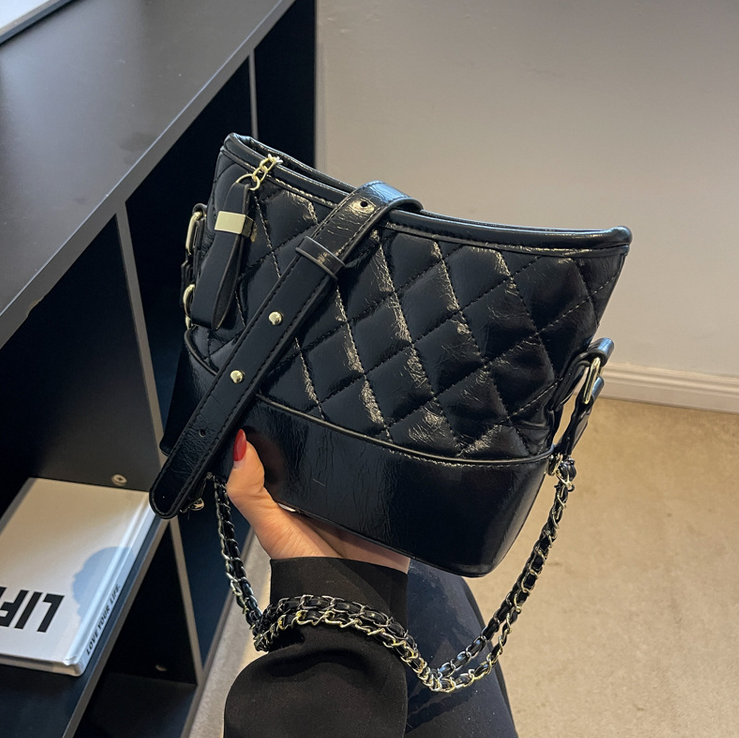 Chic Chain Bag Image 4