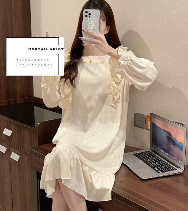 Long sleeves and square neck