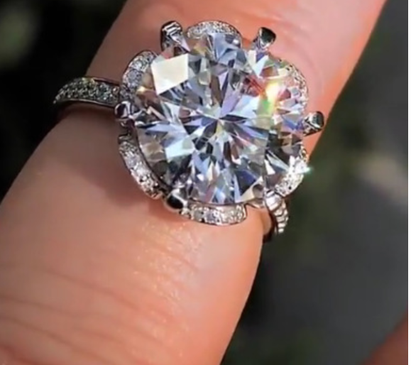 Classic Six-Petal Flower Zirconia Engagement Ring Image 2