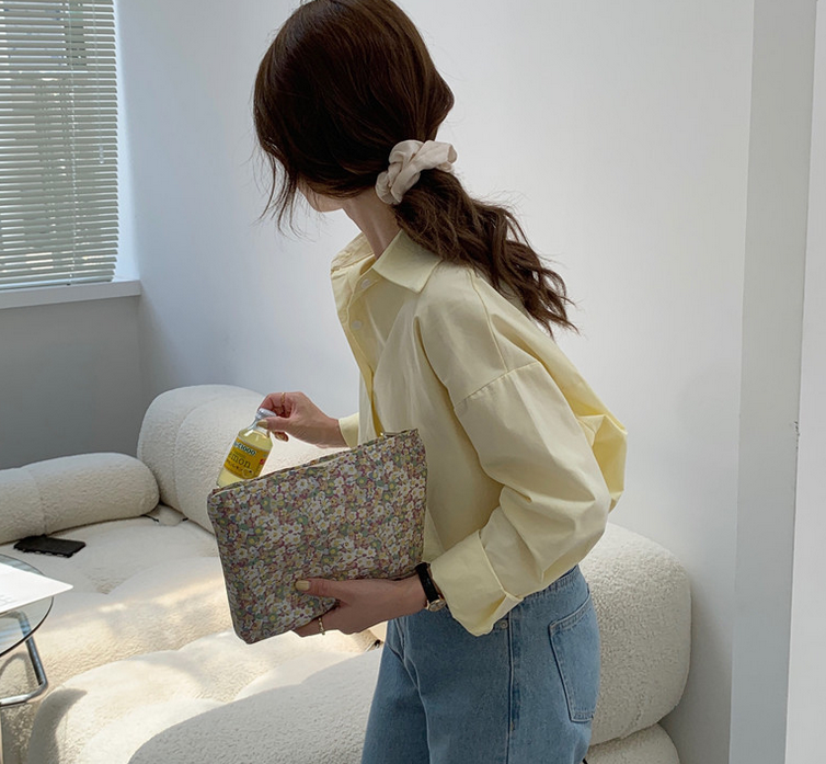 Small Literary Floral Makeup Storage Clutch Image 4