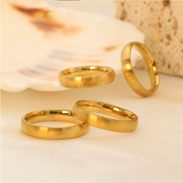 18k Gold Plain Ring Close-up