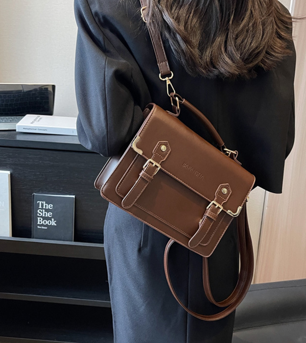 Chic Handbag in Coffee