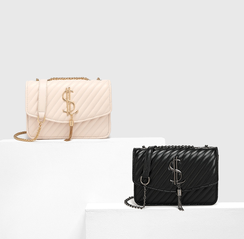 Chic Chain Shoulder Bag Detail