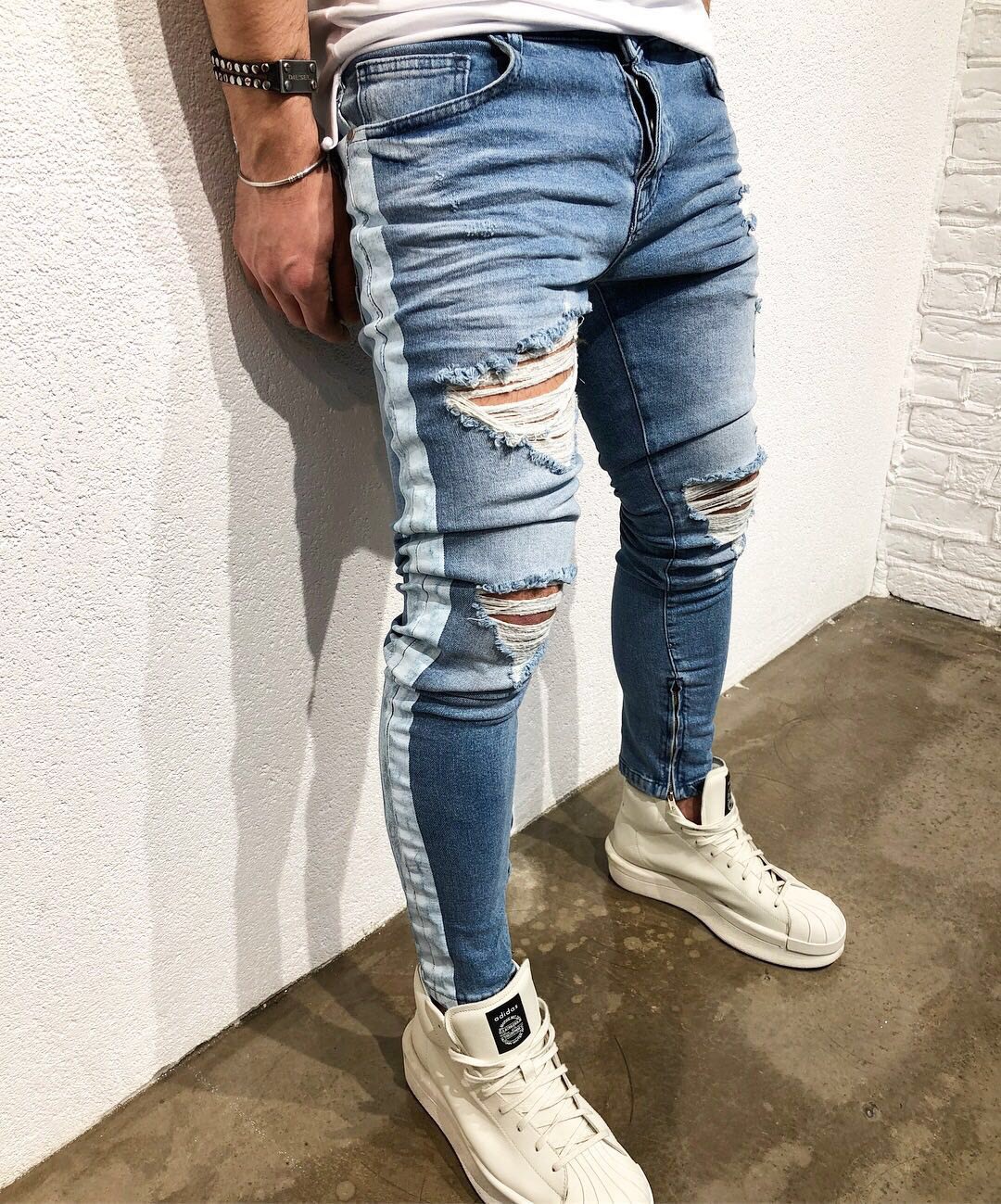 Estilo de los Jeans Azules Rasgados de Corte Slim para Hombre