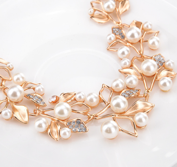 Elegant Necklace Set Image 6