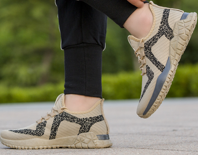 Fashionable Outdoor Men's Shoes Image 1