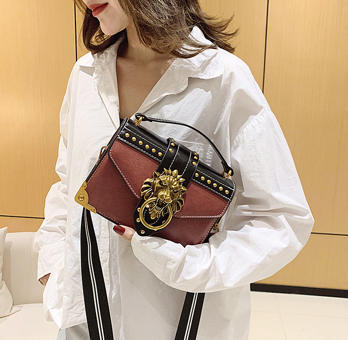 Fashionable Small Square Bag Image 5