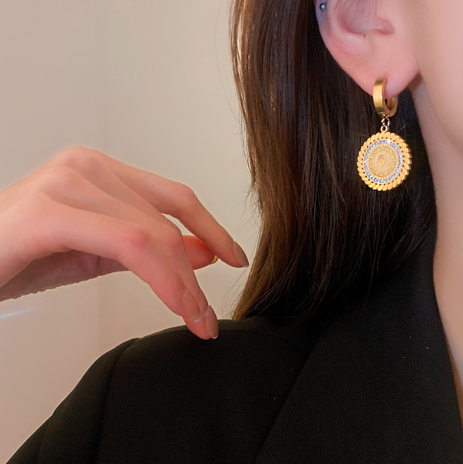 Titanium Steel Retro Affordable Luxury Diamond Portrait Round Plate Ear Clip Minority Design Earrings image