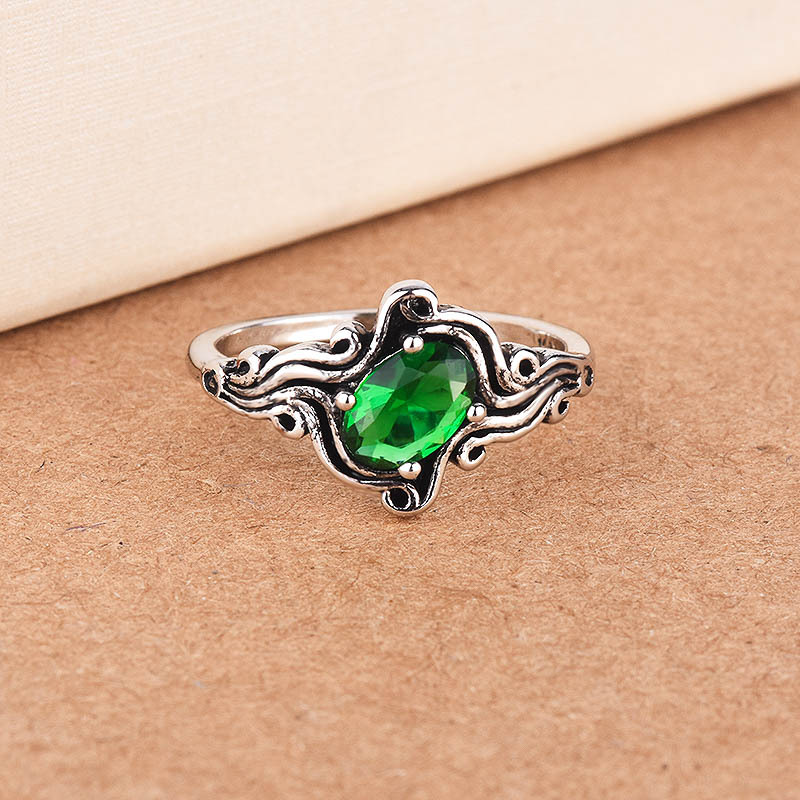 Anillo de compromiso con piedra preciosa verde