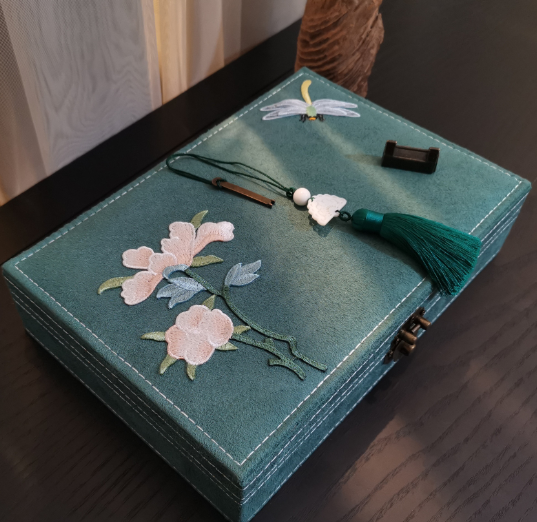 Jewelry box flannel jewelry box antique flower god storage box image