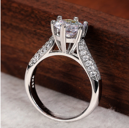 Six-Claw Heart-Shaped Ring Detail