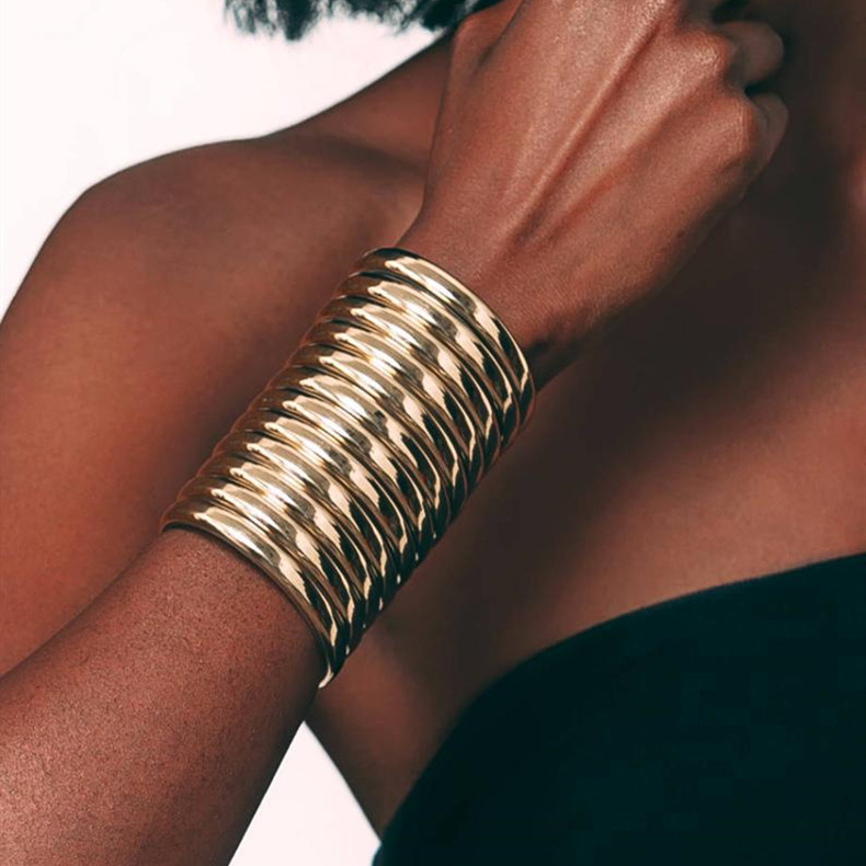Necklace and Bracelet Set Image 3