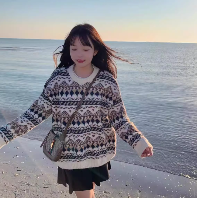 Women’s Pullover Image 3