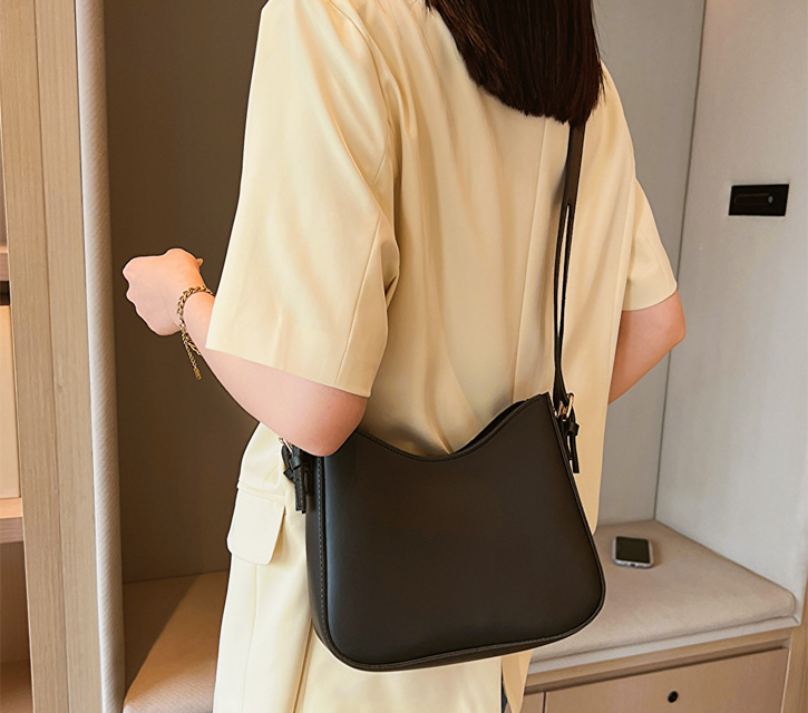 Minimalist Solid Color Shoulder Bag Image 3