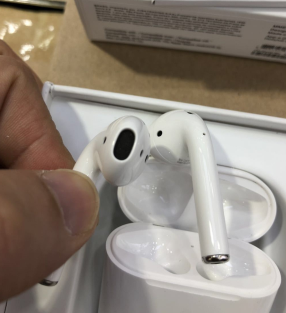 Wireless Earphones Image 2