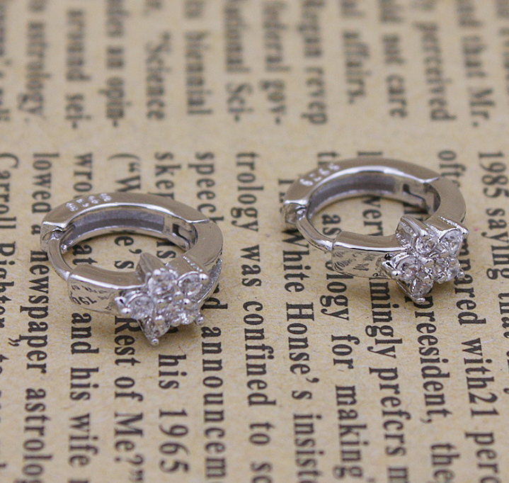 Cute Snowflake Ear Clips Image 2