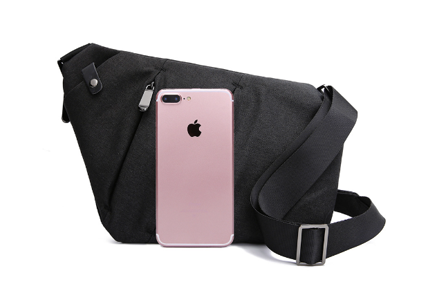 حقيبة سفر رمادية