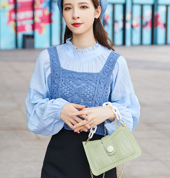 Crocodile Pattern Heavy Chain Shoulder Bag 4