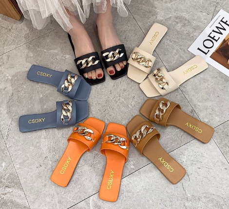 Chaussons plats avec lien en métal noir
