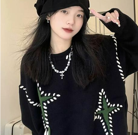 Men's and Women's Casual Round Neck Sweater Image 3