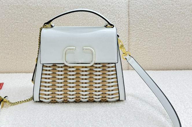 Houndstooth Woven Crossbody Bag - Detail View
