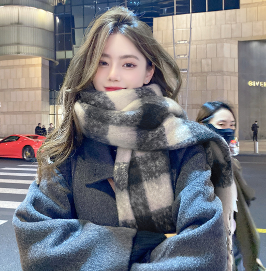 Fashionable Plaid Scarf