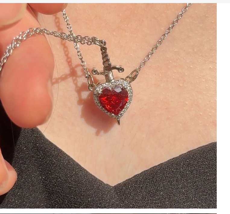 Collar de corazón y espada Imagen 1