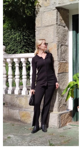 Trui met knoopjeskraag en broek met wijde pijpen - tweedelige gebreide set