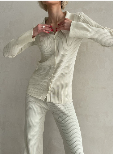 Trui met knoopjeskraag en broek met wijde pijpen - tweedelige gebreide set