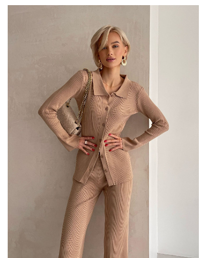 Trui met knoopjeskraag en broek met wijde pijpen - tweedelige gebreide set