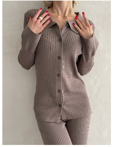 Trui met knoopjeskraag en broek met wijde pijpen - tweedelige gebreide set