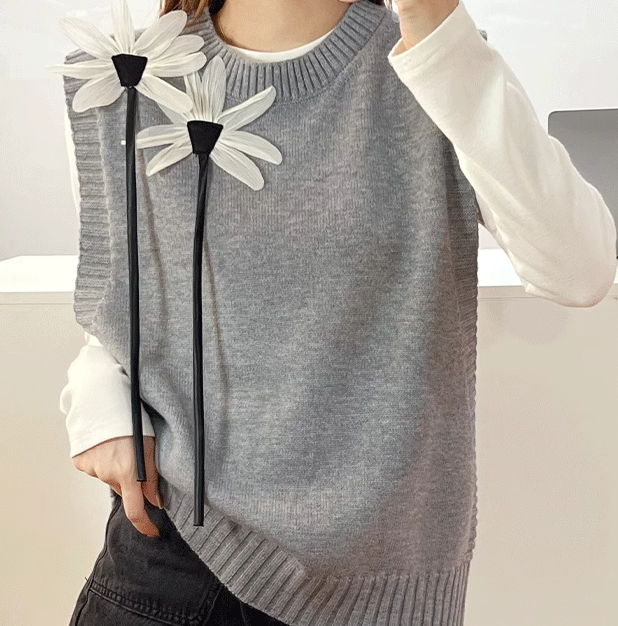 Wear sweaters and campanels in autumn and winter