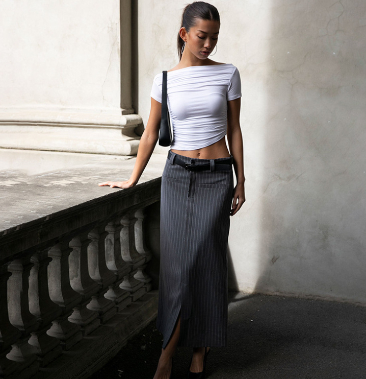 Solid color slanted shoulder short sleeved shirt