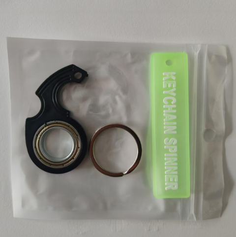 Fingertip rotation decompression keychain