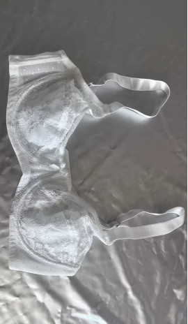 Gather and gather the accessory breasts, hold the underwear on top