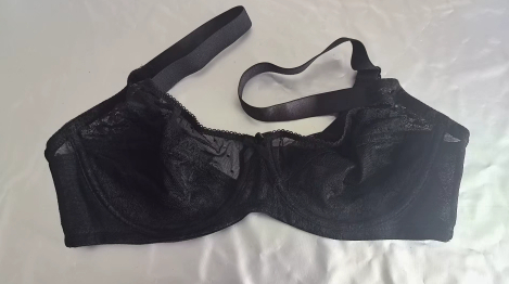 Gather and gather the accessory breasts, hold the underwear on top