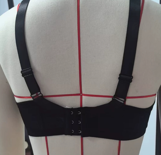 Gather and gather the accessory breasts, hold the underwear on top