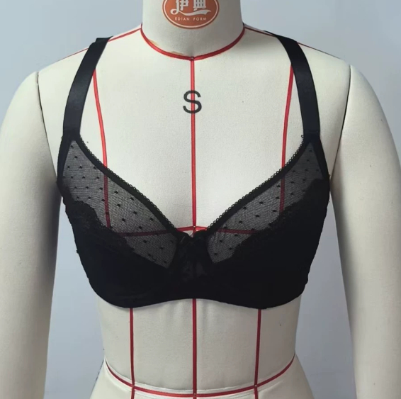 Gather and gather the accessory breasts, hold the underwear on top