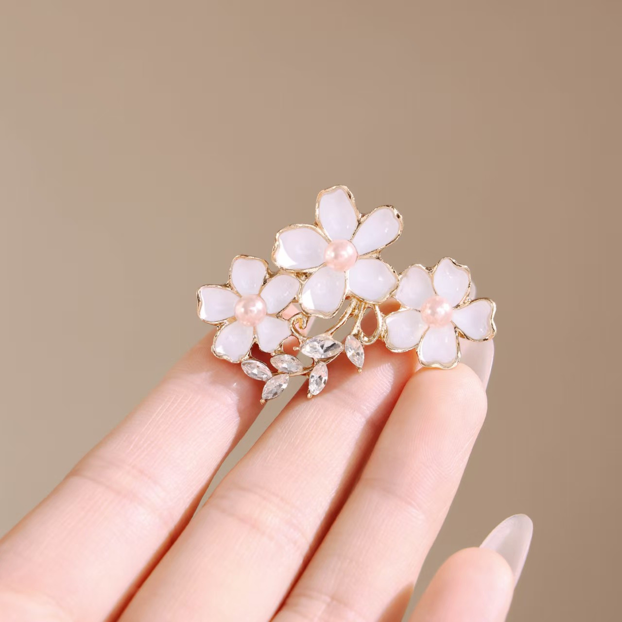 White lisianthus flower brooch image