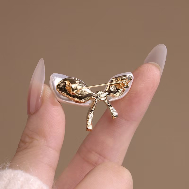 Exquisite and versatile bow brooch image