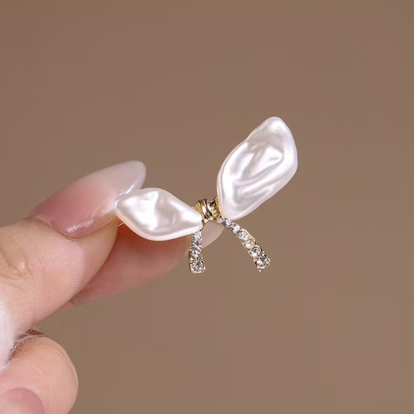 Exquisite and versatile bow brooch