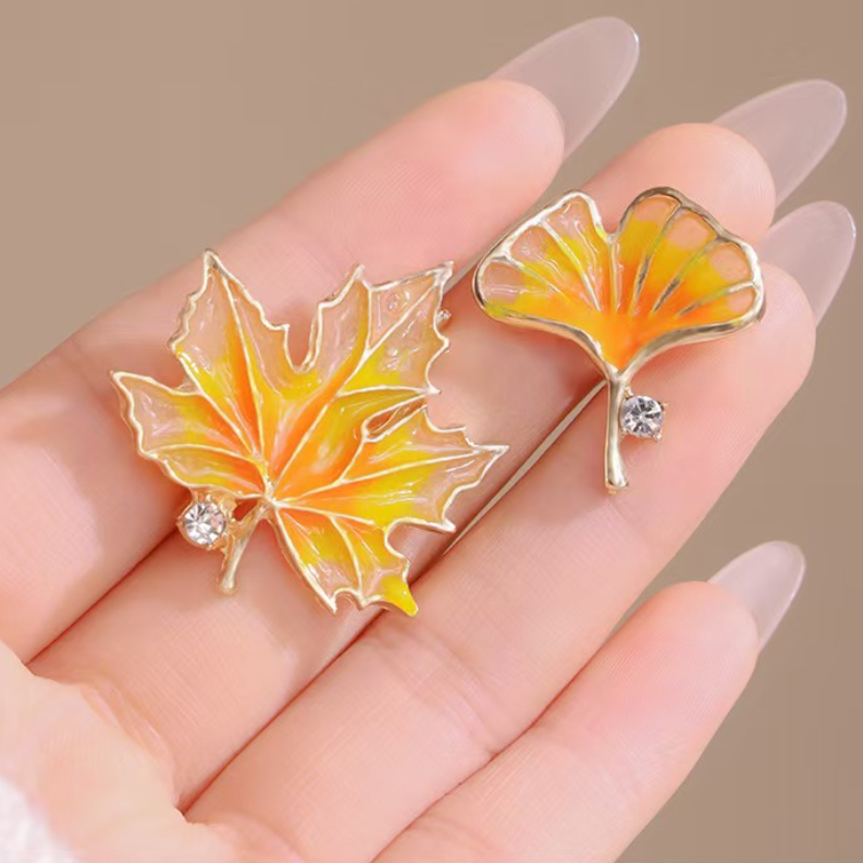 Vintage maple leaf brooch for women, leaf anti-glare pin, collar fixed corsage, suit accessories