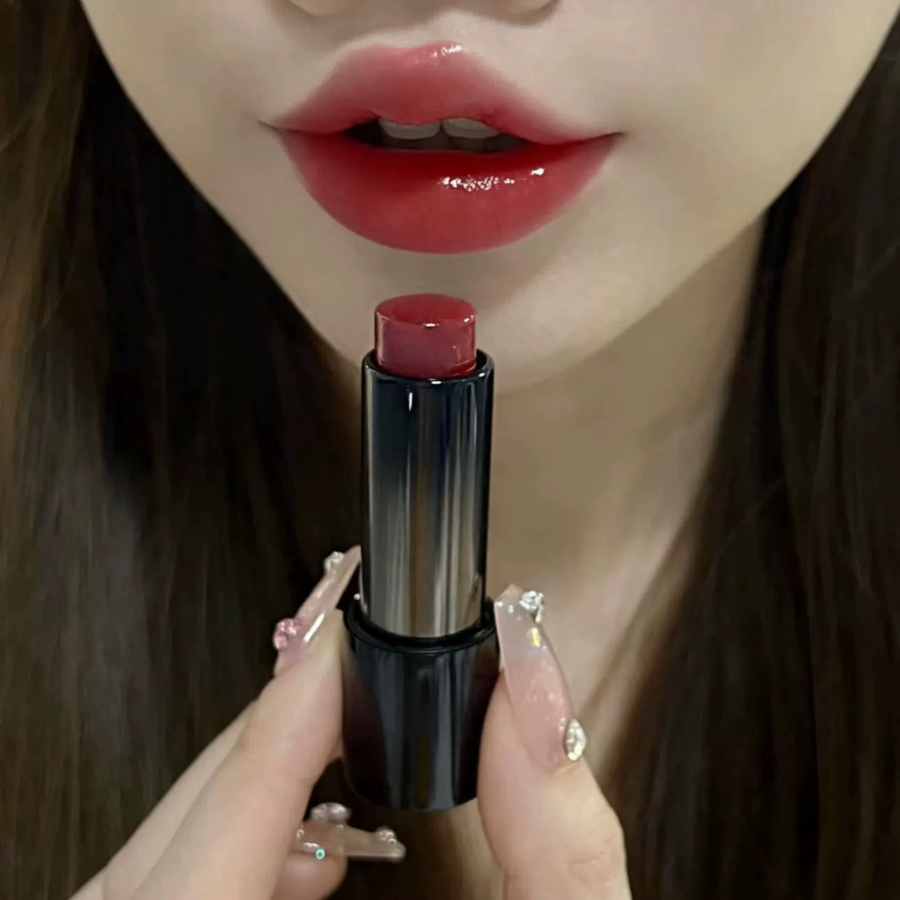Low-saturation glossy lipstick image